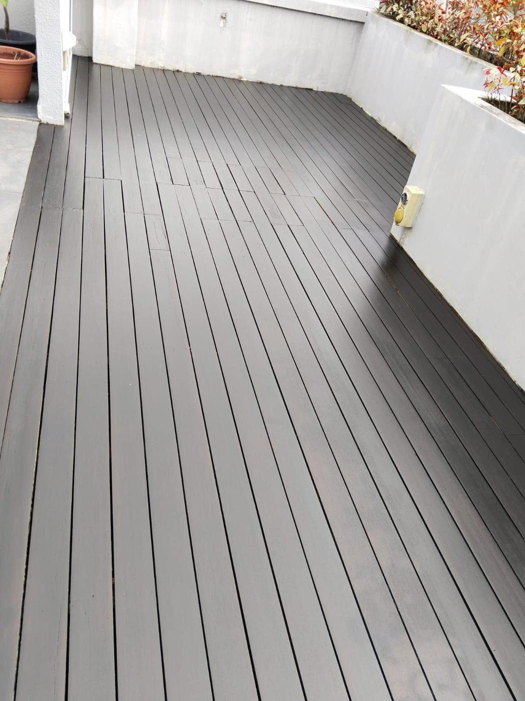 Curved deck in dark stain