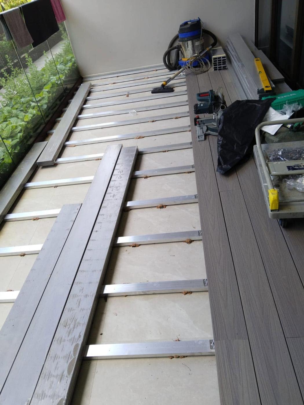 Composite boards on aluminium runners